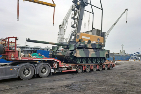 ▲폴란드 그드니아 항구에 도착한 폴란드 K2 전차 모습 (사진제공=현대로템)