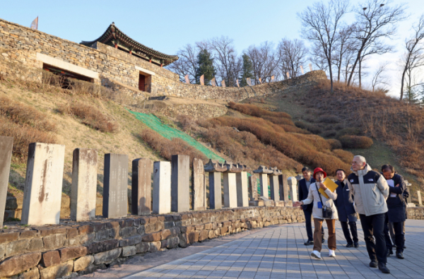 ▲유인촌 문화체육관광부 장관이 20일 충남 공주시를 방문해 공산성을 둘러보고 있다. (연합뉴스)