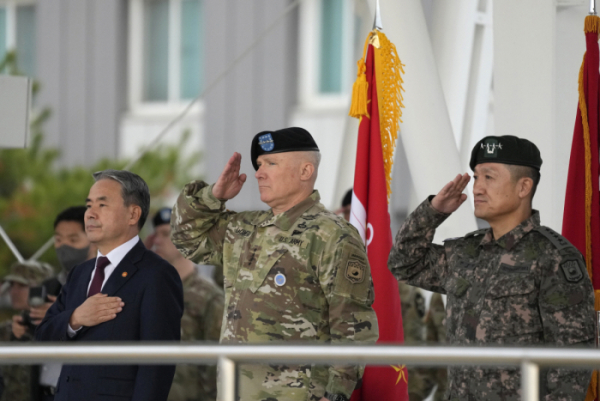 ▲폴 러캐머라(가운데) 주한미군사령관이 2022년 11월 15일 한미연합사령부 창설 44주년 기념식에서 경례하고 있다. 평택/AP뉴시스