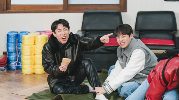 ▲'아파트404' 정하(오른쪽)(사진제공=tvN)