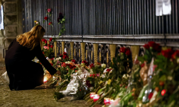 ▲독일 베를린의 러시아 대사관 앞에서 23일(현지시간) 한 시민이 테러 희생자를 추모하며 헌화하고 있다. 베를린/EPA연합뉴스