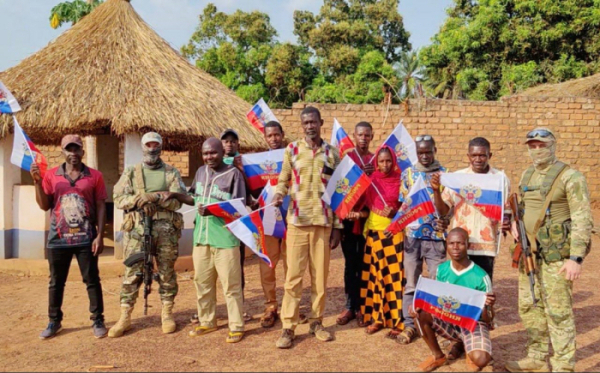 ▲바그너가 12일(현지시간) 러시아 국기를 든 중앙아프리카공화국 주민들과 사진을 찍고 있다. 출처 바그너 텔레그램
