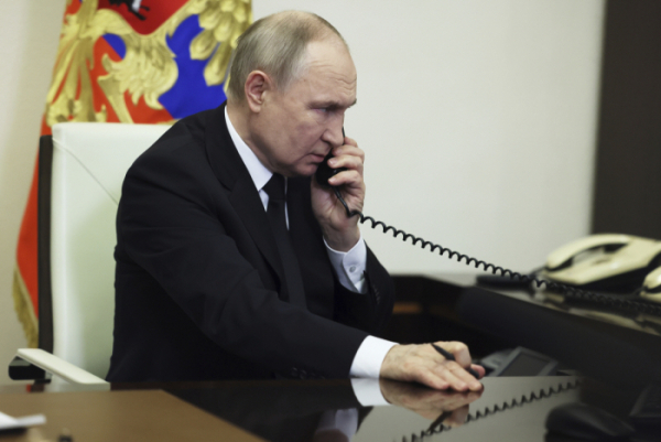 ▲블라디미르 푸틴 러시아 대통령이 23일(현지시간) 전화로 전날 모스크바 북서부 한 공연장에서 발생한 테러 관련 보고를 받고 있다. 모스크바/AP연합뉴스