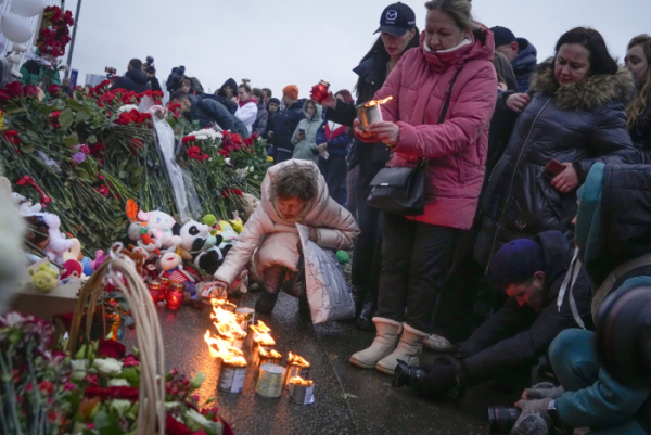 ▲러시아 모스크바 북서부 크라스노고르스크의 ‘크로커스 시티홀’ 공연장 옆에서 23일(현지시간) 사람들이 꽃을 놓고 촛불을 밝히며 전날 발생한 테러 희생자들을 추모하고 있다. 모스크바/AP연합뉴스