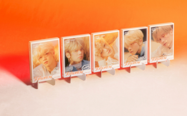 ▲투모로우바이투게더 미니 6집 Light 버전(사진제공=빅히트뮤직)