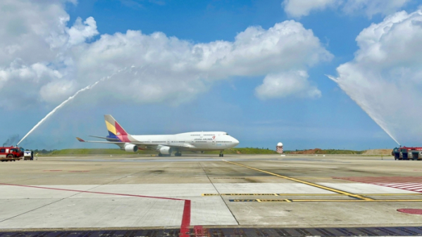 ▲아시아나항공 B747 여객기가 25일(현지시간) 타이베이 타오위안 국제공항에 도착해 마지막 운항 기념 물대포 환영(Water Salute)을 받고 있다. (사진제공=아시아나항공)