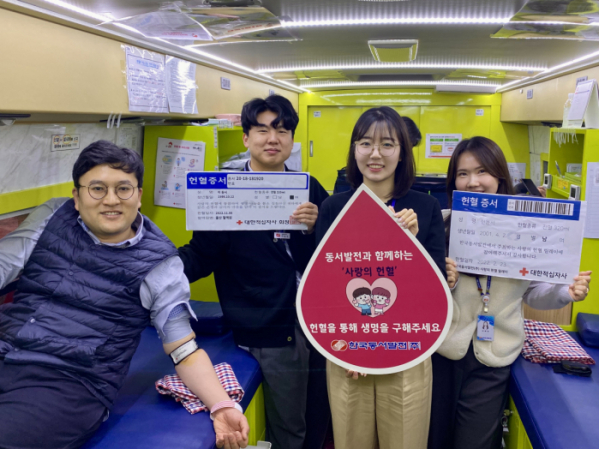 ▲한국동서발전 임직원이 '사랑의 헌혈 릴레이'에 참여, 헌혈을 하고 있다. (사진제공=한국동서발전)