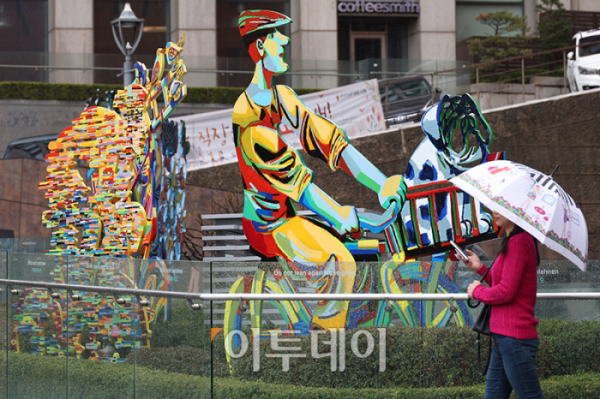 ▲전국 대부분 지역에 봄비가 내리는 25일 서울 중구 남대문로에 우산을 쓴 시민이 발걸음을 서두르고 있다. 고이란 기자 photoeran@