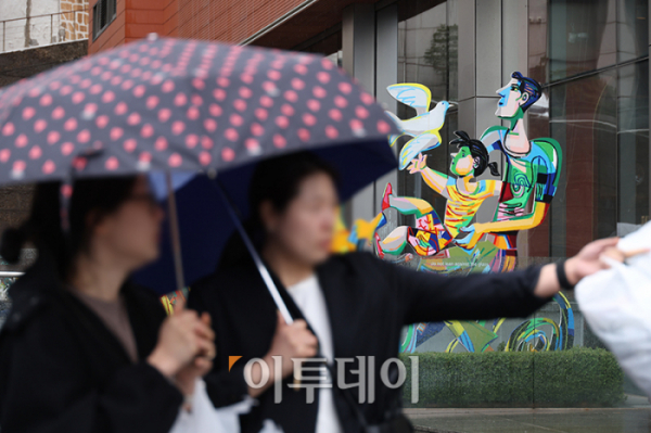 ▲전국 대부분 지역에 봄비가 내리는 25일 서울 중구 남대문로에 우산을 쓴 시민들이 발걸음을 서두르고 있다. 고이란 기자 photoeran@