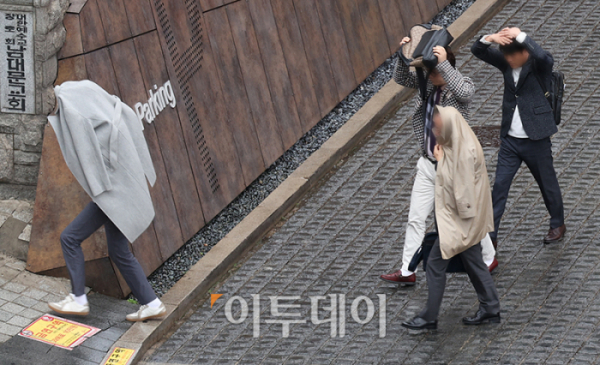 ▲전국 대부분 지역에 봄비가 내리는 25일 서울 중구 남대문로에 시민들이 비를 피해 발걸음을 서두르고 있다. 고이란 기자 photoeran@