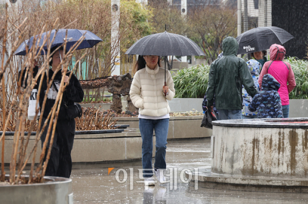 ▲전국 대부분 지역에 봄비가 내리는 25일 서울로 7017에 우산을 쓴 시민들이 발걸음을 서두르고 있다. 고이란 기자 photoeran@