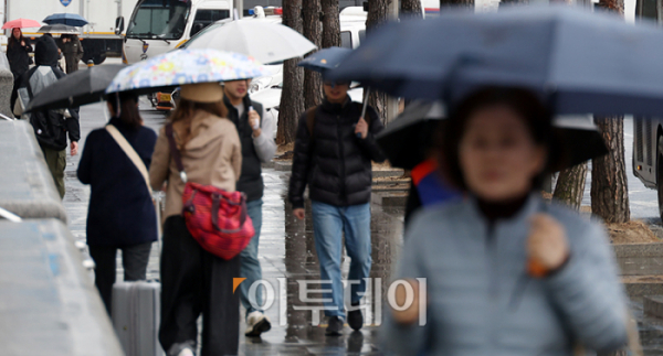 ▲전국 대부분 지역에 봄비가 내리는 25일 서울 중구 남대문로에 우산을 쓴 시민들이 발걸음을 서두르고 있다. 고이란 기자 photoeran@
