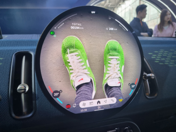 ▲삼성디스플레이와 협업해 MINI 최초로 선보이는 자동차용 원형 OLED 디스플레이. (강문정 기자 kangmj@)