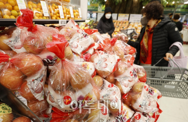 ▲서울 시내 대형마트에 사과가 진열되어 있다. 조현호 기자 hyunho@ (이투데이DB)