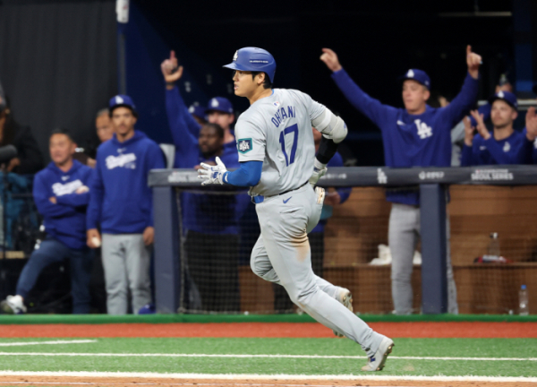 ▲20일 오후 서울 고척스카이돔에서 미국프로야구(MLB) 공식 개막전 LA다저스 대 샌디에이고 파드리스 1차전 경기. 8회초 1사 1,2루 때 LA 다저스 오타니 쇼헤이가 1타점 적시타를 친 후 진루하고 있다. (연합뉴스)