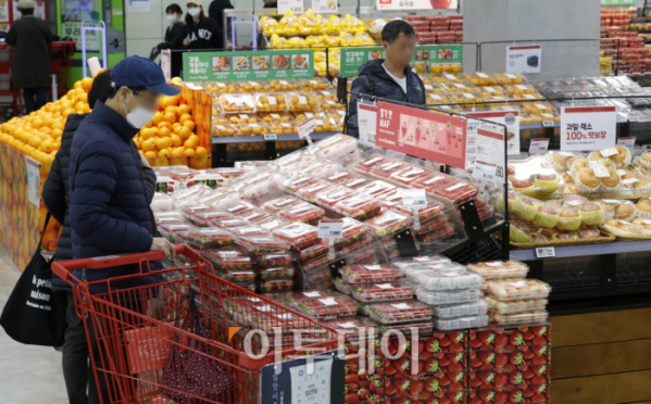 ▲3월 기대인플레이션율이 5개월만에 상승했다. 26일 한국은행이 발표한 '소비자동향조사' 결과에 따르면 3월 기대인플레이션율은 전월보다 0.2%포인트 오른 3.2%를 기록했다. 기대인플레이션율은 지난해 10∼11월 3.4%에서 12월 3.2%, 1∼2월 3.0%를 기록하는 등 점차 하락하다가 3월 상승했다. 이날 서울 시내 한 대형마트에서 시민들이 장을 보고 있다. 조현호 기자 hyunho@