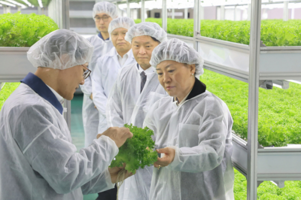 ▲스마트팜 수출기업을 찾은 송미령 농림축산식품부 장관. (사진제공=농림축산식품부)