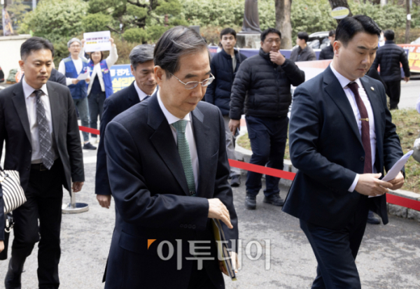 ▲한덕수 국무총리가 26일 서울 종로구 서울대학교 연건캠퍼스 의과대학에서 열린 의료 개혁 관련 현안 논의에 참석하고 있다. 조현호 기자 hyunho@