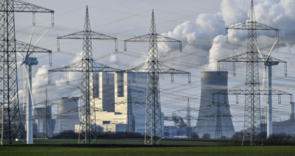 ▲독일 베르그하임의 독일전기(RWE) 니더라우셈 화력발전소 굴뚝에서 연기가 뿜어져 나오고 있다.  (AP/뉴시스)