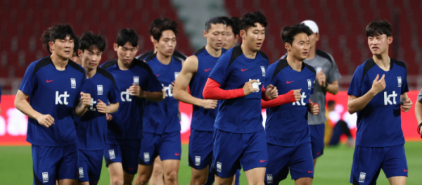 ▲한국 축구대표팀 선수들이 25일 태국 방콕 라자망갈라 스타디움에서 태국과 2026 북중미 월드컵 아시아 지역 2차 예선 C조 4차전 경기를 앞두고 공식 훈련을 하고 있다.(연합뉴스)