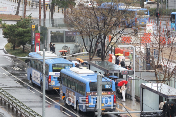 ▲서울 시내버스 노조가 총파업 돌입을 예고한 가운데 서울역 버스종합환승센터에서 시민들이 버스를 기다리고 있다. 고이란 기자 photoeran@ 