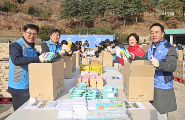 ▲애경산업 임직원들이 서울시의 저소득층을 지원하는 ‘따뜻한 동행, 아름다운 나눔’ 사업 일환으로 희망꾸러미 나눔 행사를 진행하고 있다. (사진제공=애경산업)