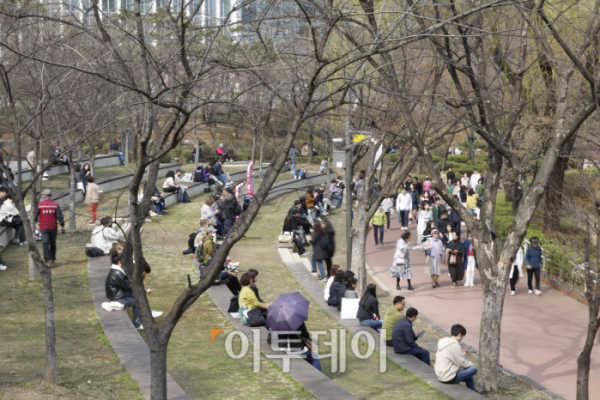 ▲호수벚꽃축제가 열린 27일 서울 송파구 석촌호수 일대가 아직 벚꽃이 개화하지 않아 휑한 모습을 보이고 있다. 송파구는 올해 벚꽃축제에는 야간 경관 조명 높이 조절, 벚꽃게이트, 플리마켓 등 다양한 볼거리를 준비해 벚꽃 개화기 동안 방문객이 250만명이 될 것으로 예상했다. 조현호 기자 hyunho@