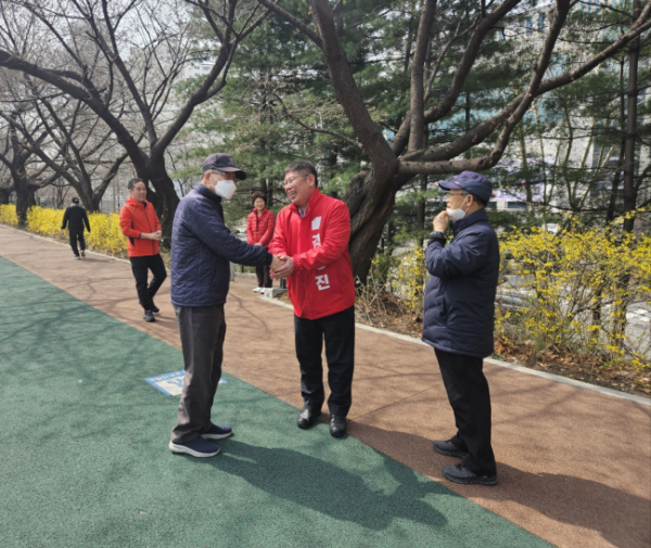 ▲27일 서울 동대문을 국민의힘 후보 김경진 전 의원이 동대문구 중랑천 산책길에서 시민들과 인사하고 있다. (정영인 기자 oin@)