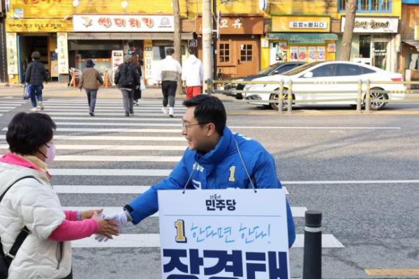 ▲시민들과 인사를 나누고 있는 서울 동대문을 더불어민주당 후보 장경태 의원.  (장경태 의원 페이스북)