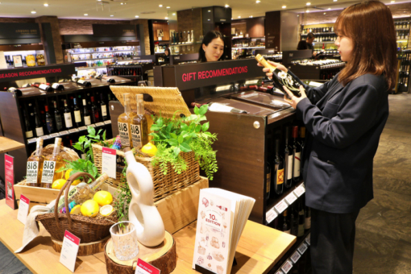 ▲28일 고객이 롯데백화점 본점 지하 1층 와인 매장에서 와인을 고르고 있다. (사진제공=롯데쇼핑)