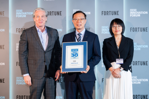 ▲포스코퓨처엠이 27일 홍콩 로즈우드호텔에서 열린 '포춘 이노베이션 포럼(FORTUNE Innovation Forum)'에서 ‘2024 FORTUNE Asia Future 30’을 수상했다. 왼쪽부터 클레이 챈들러(Clay Chandler) 포춘아시아 편집장, 선주현 포스코아시아 법인장, 팡루안(Fang Ruan) 보스턴컨설팅그룹 홍콩 대표 파트너. (사진제공=포스코퓨처엠)