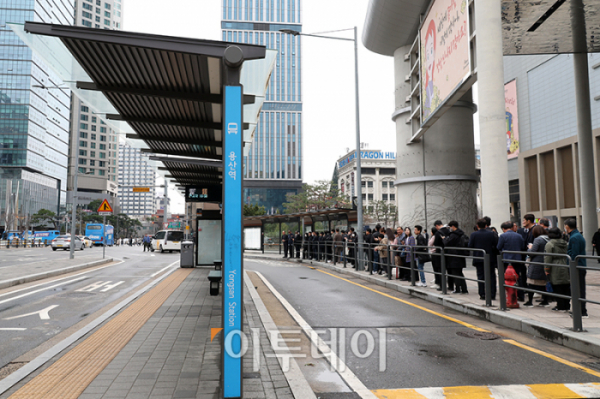 ▲서울 시내버스 노동조합이 12년 만에 총파업에 들어간 28일 서울 용산역 앞 택시 정류장에 시민들이 줄을 서 있고 버스 정류장에는 승객이 없어 한산한 모습이다. 고이란 기자 photoeran@
