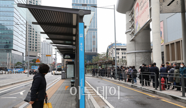▲서울 시내버스 노동조합이 12년 만에 총파업에 들어간 28일 서울 용산역 앞 택시정류장에 시민들이 줄을 서 있고 버스정류장에는 승객이 없어 한산한 모습이다. 고이란 기자 photoeran@