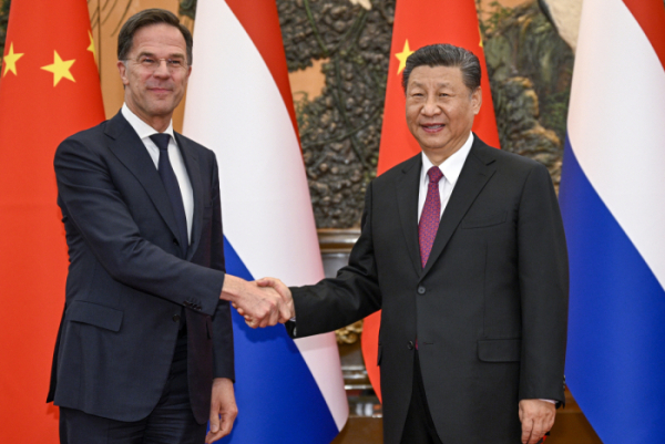 ▲마르크 뤼터 네덜란드 총리와 시진핑 중국 국가주석이 27일 악수하고 있다. 베이징/신화연합뉴스