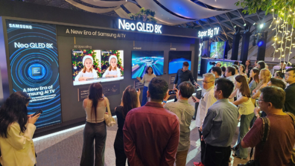 ▲삼성전자가 3월 28일 싱가포르공항 '쥬얼 창이'에서 TV 신제품 체험존을 오픈했다. 방문객들이 삼성전자 2024년형 Neo QLED 8K 제품 설명을 듣고 있다. (사진제공=삼성전자)