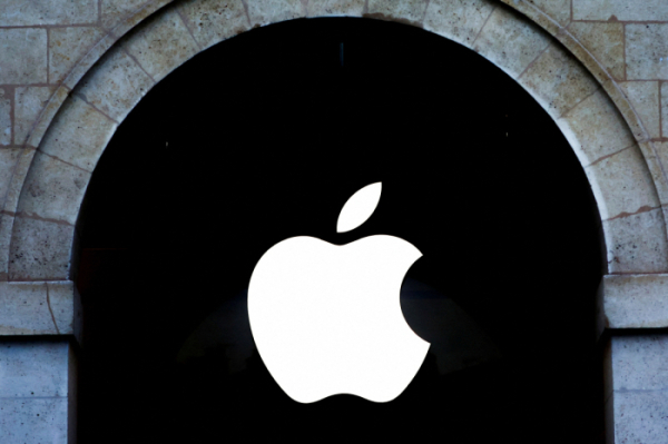 ▲프랑스 파리의 애플 스토어에 애플 로고가 걸려 있다. 파리/로이터연합뉴스