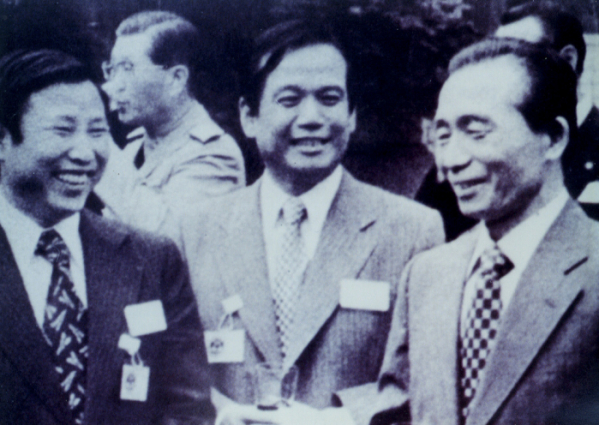 ▲1975. 05-청와대 만찬행사에서 함께한 박정희 전 대통령과 조석래 회장 (사진제공=효성)