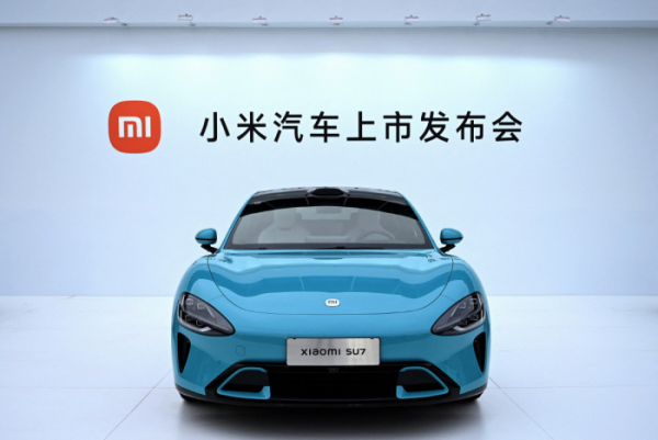 ▲샤오미 전기자동차 SU7이 28일 베이징 전시장에 전시돼 있다. 베이징/AFP연합뉴스