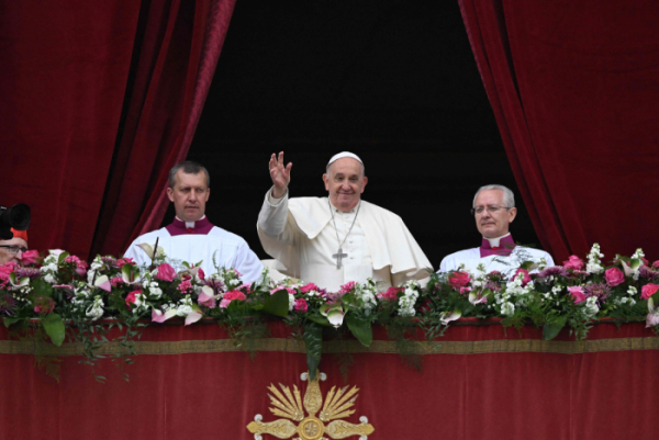 ▲프란치스코 교황(가운데)이 31일(현지시간) 바티칸에서 부활절을 맞아 미사를 집전하고 있다. 바티칸/AFP연합뉴스