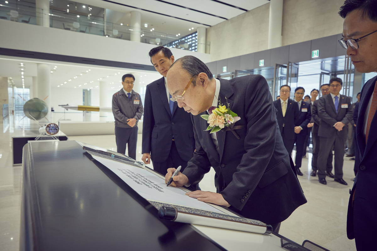 ▲김승연 한화그룹 회장이 한화에어로스페이스 대전 연구개발(R&D) 캠퍼스를 방문해 방명록에 글을 남기고있다.