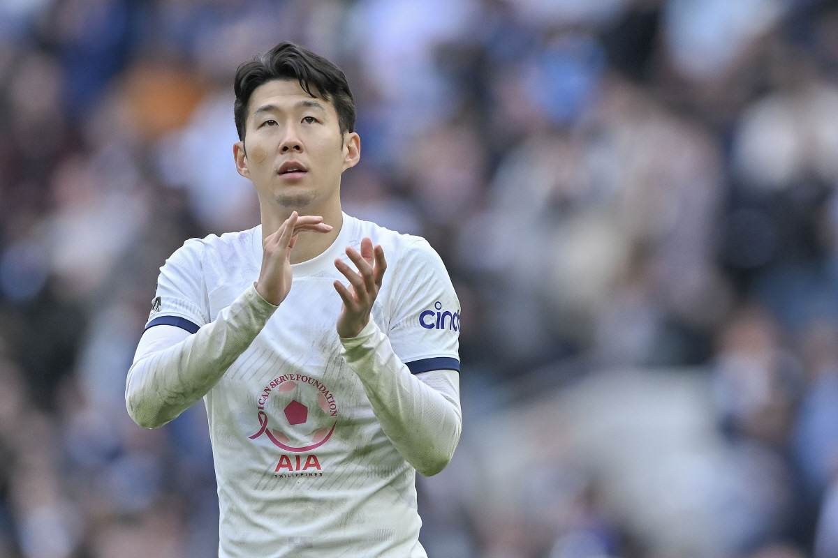 ▲30일(현지시간) 영국 런던에서 열린 토트넘 홋스퍼와 루턴 타운의 잉글랜드 프리미어리그 경기, 토트넘의 손흥민이 팬들을 향해 박수치고 있다. (EPA/연합뉴스)