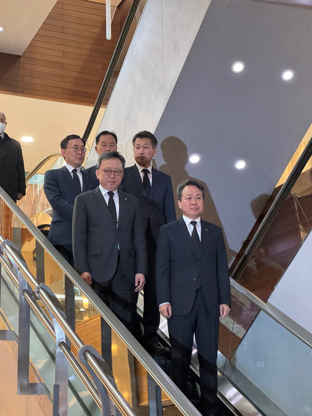 ▲진옥동 신한금융지주 회장, 정상혁 신한은행장, 김상태 신한투자증권 사장, 정근수 신한은행 부행장, 김태수 신한은행 본부장 등이 1일 오전 서울 서대문구 신촌세브란스병원 장례식장에 마련된 고(故) 조석래 효성그룹 명예회장의 빈소를 조문하고 있다. (사진=공동취재단)