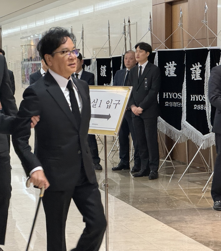 ▲이재현 CJ그룹 회장이 1일 오전 서울 서대문구 신촌세브란스병원 장례식장에 마련된 고(故) 조석래 효성그룹 명예회장 빈소를 조문하고 있다. (사진=공동취재단)