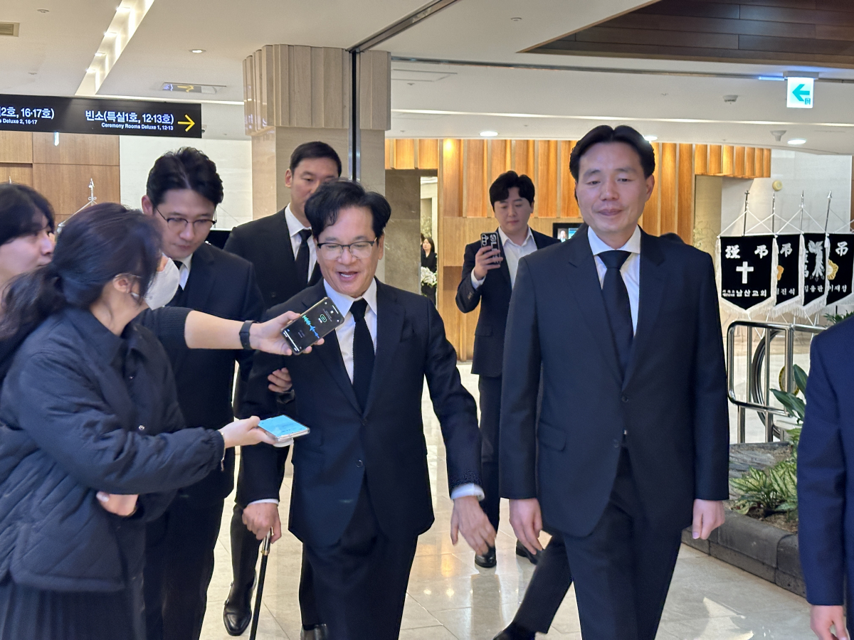 ▲이재현 CJ그룹 회장이 1일 오전 서울 서대문구 신촌세브란스병원 장례식장에 마련된 고(故) 조석래 효성그룹 명예회장의 빈소를 조문하고 있다. (공동취재단)