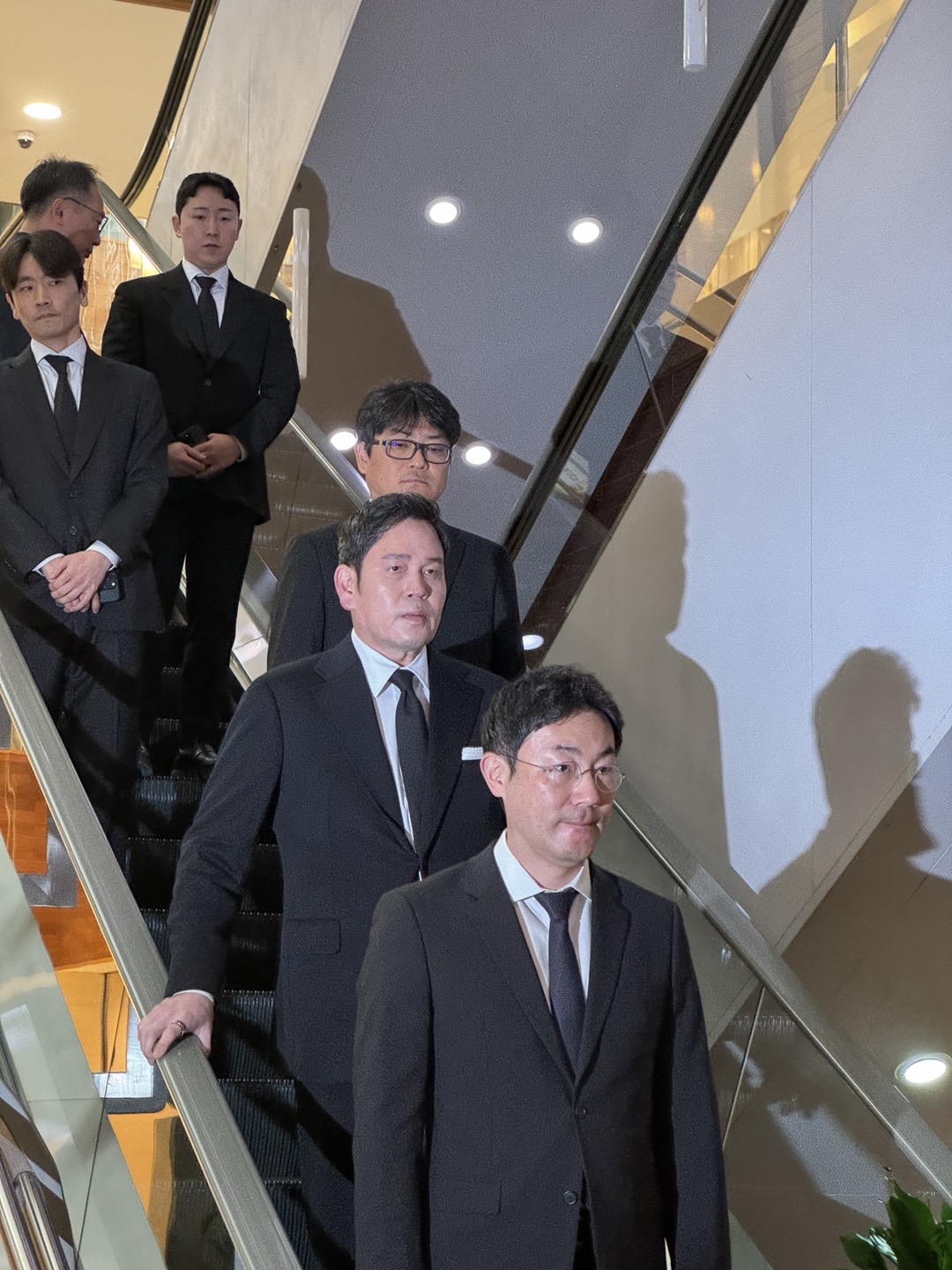 ▲정용진 신세계그룹 회장이 1일 오전 서울 서대문구 신촌세브란스병원 장례식장에 마련된 고(故) 조석래 효성그룹 명예회장 빈소를 조문하고 있다. (사진=공동취재단)