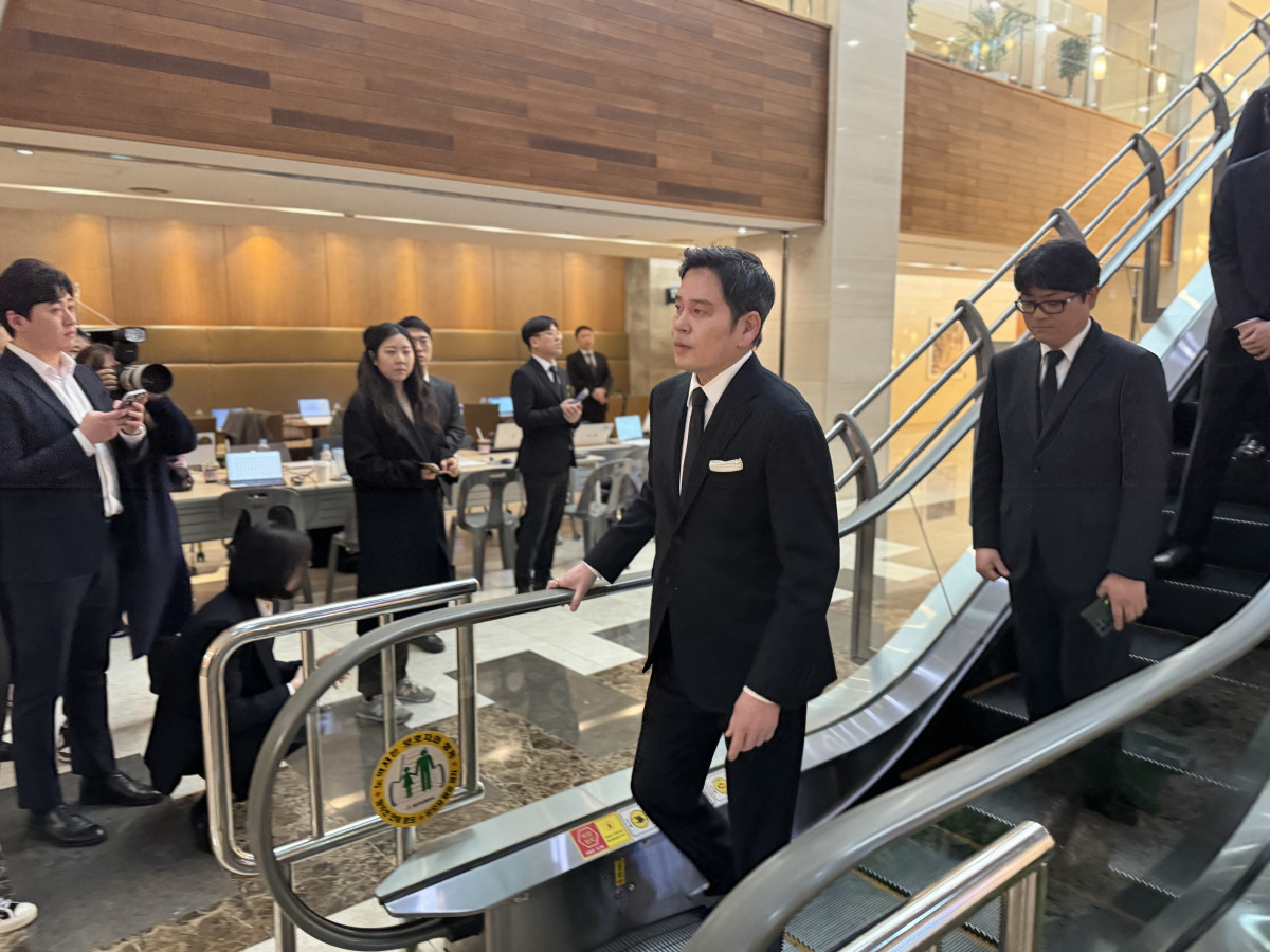 ▲정용진 신세계그룹 회장이 1일 오전 서울 서대문구 신촌세브란스병원 장례식장에 마련된 고(故) 조석래 효성그룹 명예회장 빈소를 조문하고 있다. (사진=공동취재단)