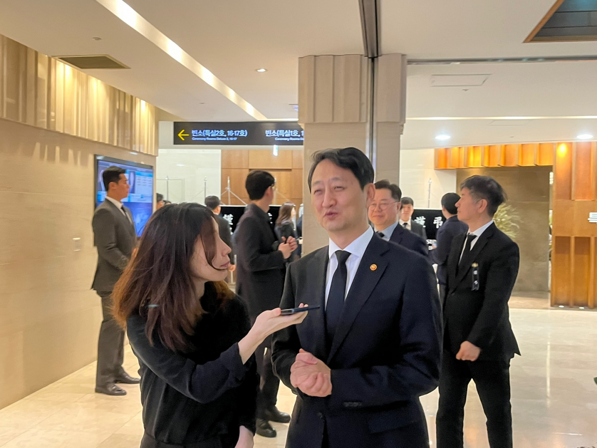 ▲안덕근 산업통상부 장관이 1일 고(故) 조석래 효성그룹 명예회장 빈소가 마련된 서울 신촌 세브란스 병원 장례식장에서 취재진과 얘기를 나누고 있다. (공동취재단)