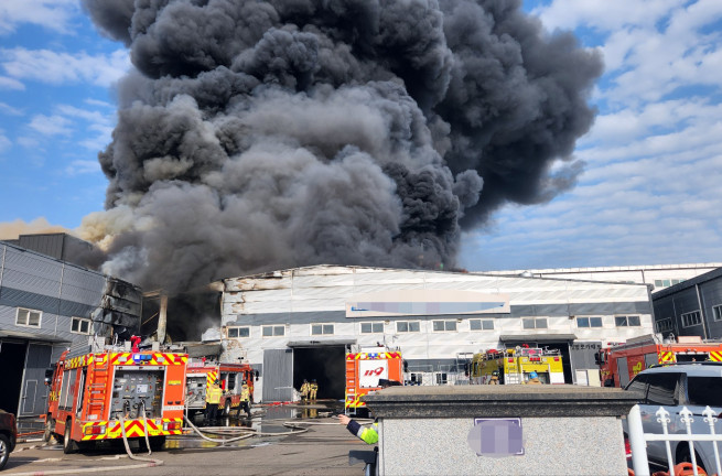 ▲1일 오후 3시 57분께 인천시 서구 석남동 공장에서 불이 나 소방당국이 진화작업을 벌이고 있다.  (인천소방본부 제공)