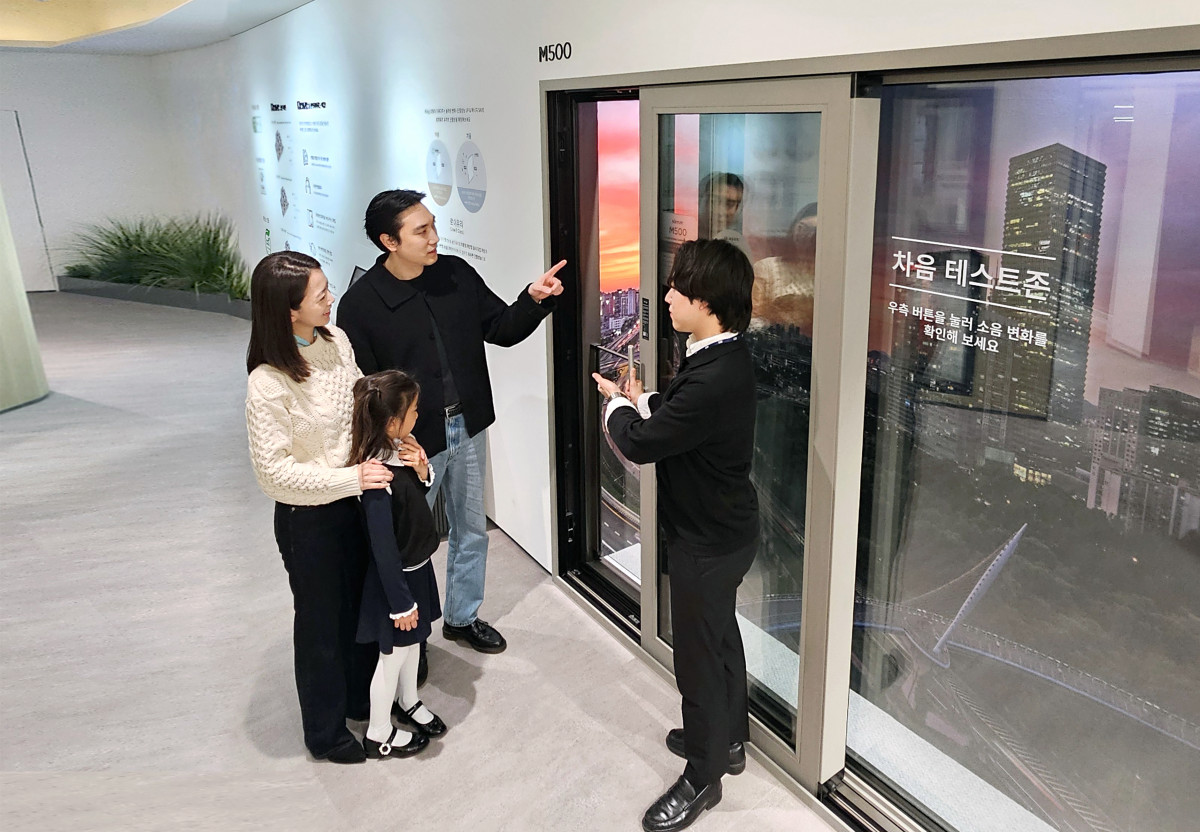 ▲'더 클렌체 갤러리'에서 고객들이 전문가의 설명을 들으며 창호를 체험하고 있다. (사진제공=KCC)