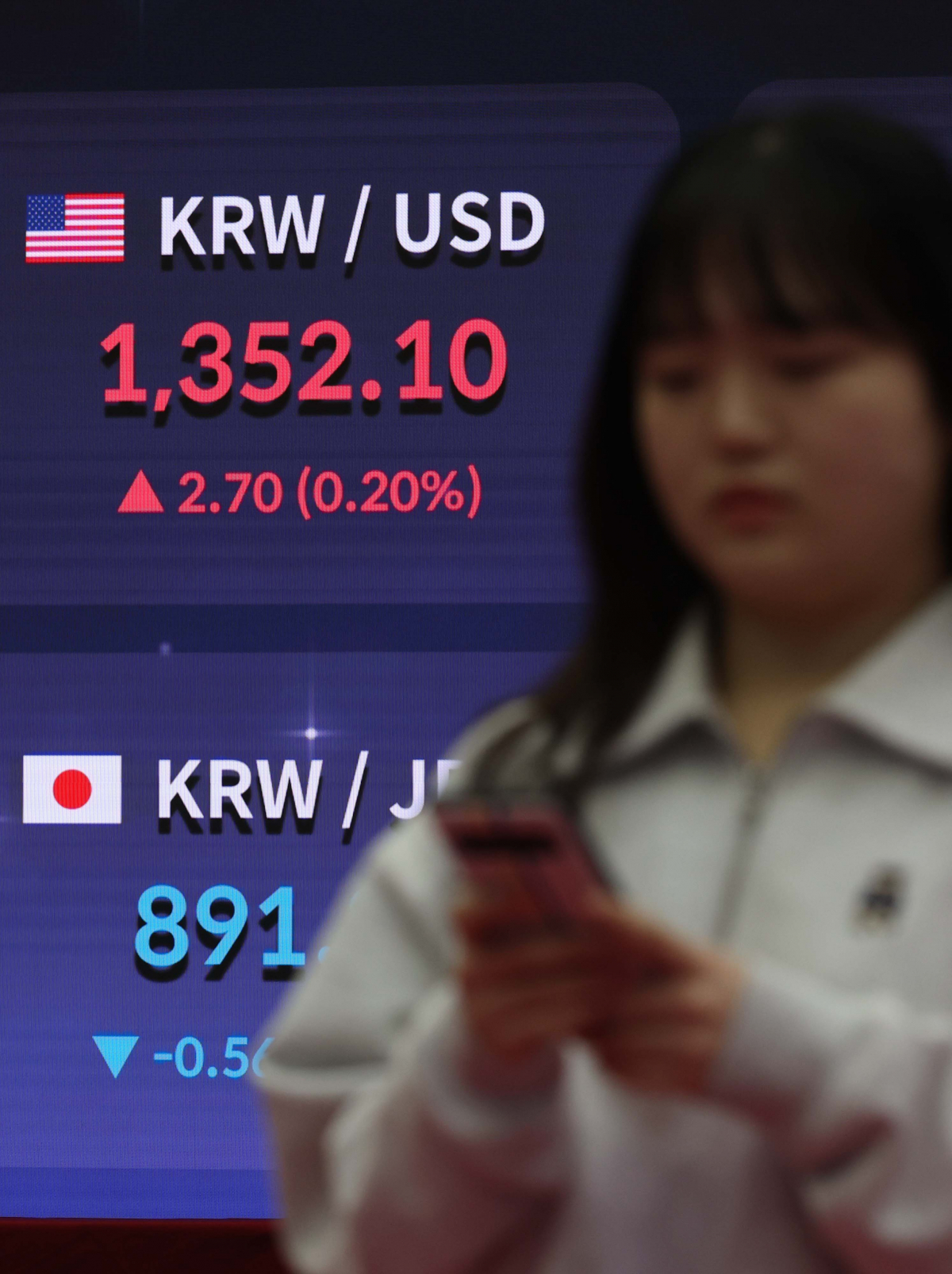 ▲원·달러 환율이 전거래일보다 2.7원 오른 1352.1원에 마감한 2일 서울 여의도 한국거래소 서울사무소 모니터에 환율이 표시되고 있다. 신태현 기자 holjjak@